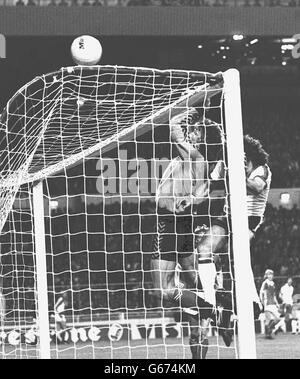 Le capitaine d'Angleterre Kevin Keegan (à droite) appuie sur une attaque directement dans le col de l'oreille danoise, mais le ballon a bouclé sur le net pendant le championnat d'Europe qualifiant au stade Wembley. L'Angleterre a gagné 1-0 par un but de Keegan. Banque D'Images