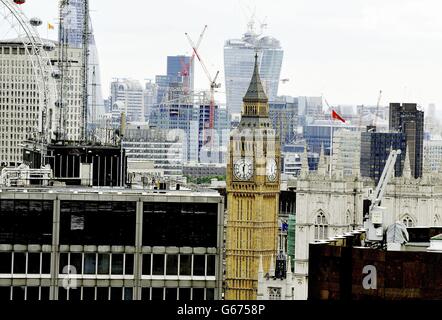 Vue générale de la Tour Elizabeth, plus connue à Big Ben, sur fond de la Cité de Londres. Banque D'Images