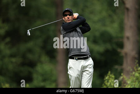 Golf - le championnat ouvert 2013 - qualification - Club de golf Sunningdale. Ross Fisher, en Angleterre, débarque sur le 15e trou Banque D'Images