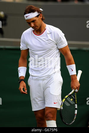 Rafael Nadal d'Espagne réagit lors de son match contre Steve Darcis de Belgique lors du premier jour des championnats de Wimbledon au All England Lawn tennis and Croquet Club, Wimbledon. Banque D'Images