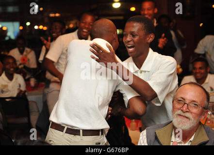 Les jeunes Sud-Africains sélectionnés pour faire partie des étapes de la Clipper Round the World Yacht Race au point Yacht Club de Durban, en Afrique du Sud Banque D'Images