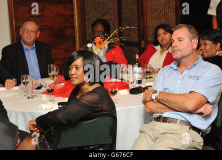 Les clients regardent les jeunes Sud-Africains sélectionnés pour participer aux étapes de la course de Clipper Round the World Yacht Race au point Yacht Club de Durban, en Afrique du Sud Banque D'Images