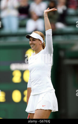 Tennis - Championnats de Wimbledon 2013 - deuxième jour - le club de tennis et de croquet de pelouse de toute l'Angleterre.La Sabine Lisicki allemande célèbre la défaite de Francesca Schiavone en Italie Banque D'Images