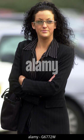 L'ancienne Miss Wales Sophie Cahill, 19 ans, arrive au tribunal de la Couronne de Newport pour faire face à des accusations relatives à un incident poignardant dans la nuit de Jimmy Dean à Chepstow, au sud du pays de Galles, en novembre 2002. * le procureur David Blake a dit au jury comment l'ancienne reine de beauté Cahill, qui comparait en cour sous son nom marié Williams, a attaqué Nicola Hutchins, 28 ans, qui était en soirée avec l'amie Amanda Wright. Banque D'Images