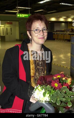 Lesley McCulloch, 40 ans, de Dunoon à Argyll, à Heathrow.Elle a été libérée dimanche après avoir été condamnée pour violation de visa par un tribunal de Banda Aceh le 30 décembre, ainsi que par l'infirmière américaine Joy Saddler.La paire, qui ont été arrêtés pour espionnage, *..avait déjà passé plus de trois mois en détention provisoire quand ils ont été condamnés de la moindre accusation et ont ordonné de purger le reste de leurs peines. Banque D'Images