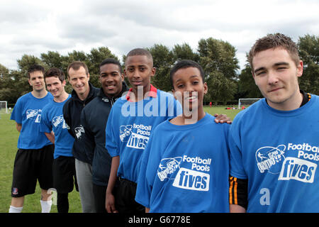 Steve Claridge (troisième à gauche) et Dominic Poléon (centre) de Leeds United soutiennent les matchs de football de StreetGames Fives lors des matchs de football de StreetGames Fives à Hackney Marshes, Londres. Banque D'Images