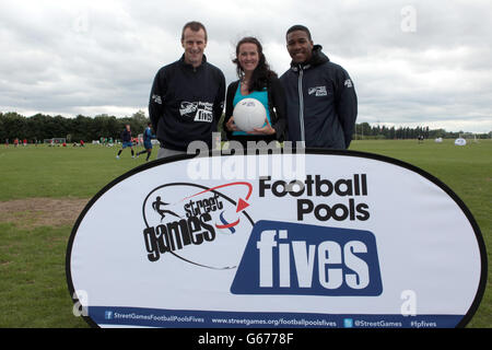 Steve Claridge (à gauche) et Dominic Poléon (à droite) de Leeds United soutiennent les finales régionales de StreetGames football pools Fives. Banque D'Images