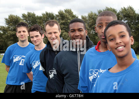 Steve Claridge (troisième à gauche) et Dominic Poléon (centre) de Leeds United soutiennent les matchs de football de StreetGames Fives lors des matchs de football de StreetGames Fives à Hackney Marshes, Londres. Banque D'Images