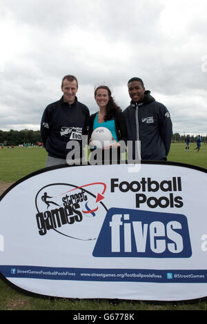 Steve Claridge (à gauche) et Dominic Poléon (à droite) de Leeds United soutiennent les finales régionales de StreetGames football pools Fives. Banque D'Images