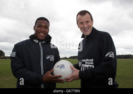 Steve Claridge (à droite) et Dominic Poléon de Leeds United soutiennent les finales régionales de StreetGames football pools Fives. Banque D'Images