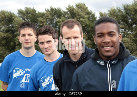 Steve Claridge (troisième à gauche) et Dominic Poléon (à droite) de Leeds United soutiennent les matchs régionaux de StreetGames football pools Fives lors des matchs de StreetGames football pools Fives à Hackney Marshes, Londres. Banque D'Images