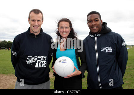 Steve Claridge (à gauche) et Dominic Poléon (à droite) de Leeds United soutiennent les finales régionales de StreetGames football pools Fives. Banque D'Images