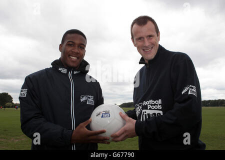 Steve Claridge (à droite) et Dominic Poléon de Leeds United soutiennent les finales régionales de StreetGames football pools Fives. Banque D'Images