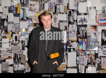 Le couturier J.W. .Anderson arrive à la soirée suivante pour son spectacle, qui faisait partie de London Collections: Men, pour coïncider avec le sac d'appareil photo en cuir collaboratif J.W. Anderson et Nikon 1, à l'usine 7 à Londres. ASSOCIATION DE PRESSE Date de la photo : lundi 17 juin 2013. Le crédit photo devrait se lire comme suit : Anthony Upton/PA Wire Banque D'Images