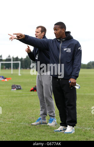 Steve Claridge (à gauche) et Dominic Poléon de Leeds United regardent les StreetGames football pools Fives finales régionales pendant les StreetGames football pools Fives à Hackney Marshes, Londres. Banque D'Images