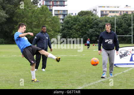 Steve Claridge (à droite) et Dominic Poléon de Leeds United regardent les StreetGames football pools Fives finales régionales lors des StreetGames football pools Fives à Hackney Marshes, Londres. Banque D'Images