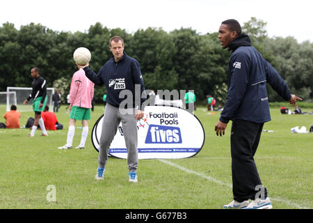 Steve Claridge (à gauche) et Dominic Poléon de Leeds United regardent les StreetGames football pools Fives finales régionales pendant les StreetGames football pools Fives à Hackney Marshes, Londres. Banque D'Images