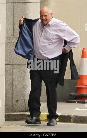 Eddy Shah arrive à l'Old Bailey où il doit témoigner dans son procès où il est accusé de viol d'une écolière. Banque D'Images