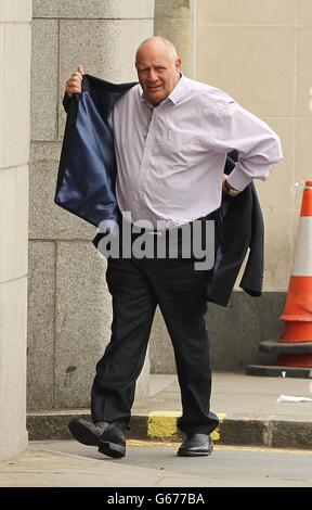 Eddy Shah arrive à l'Old Bailey où il doit témoigner dans son procès où il est accusé de viol d'une écolière. Banque D'Images