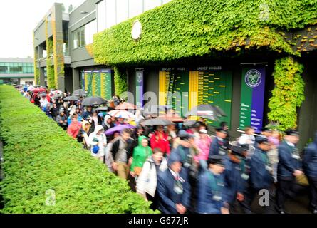 Tennis - Championnats de Wimbledon 2013 - cinquième jour - le club de tennis et de croquet de pelouse de toute l'Angleterre.Les fans arrivent alors que la pluie tombe pendant le cinquième jour des championnats de Wimbledon au All England Lawn tennis and Croquet Club, Wimbledon. Banque D'Images