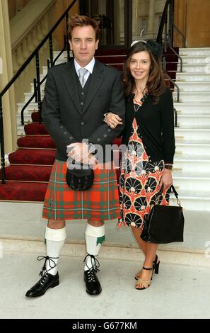 L'acteur écossais Ewan McGregor et sa femme Eve Mavrakis arrivent pour la cérémonie d'investiture au Palais de Buckingham, dans le centre de Londres. Banque D'Images