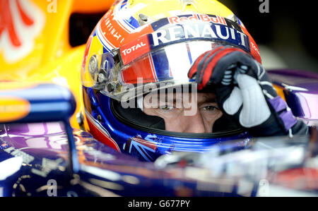 Mark Webber, pilote de Red Bull Racing, dans le garage de l'écurie pendant la journée de pratique pour le Grand Prix britannique de Santander 2013 sur le circuit Silverstone, à Towcester. Banque D'Images