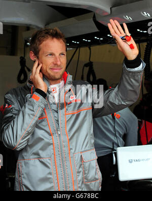 La Mercedes Jenson Button de McLaren se met en déferle pour les fans des stands lors de la journée d'essais pour le Grand Prix britannique de Santander 2013 sur le circuit de Silverstone, à Towcester. Banque D'Images