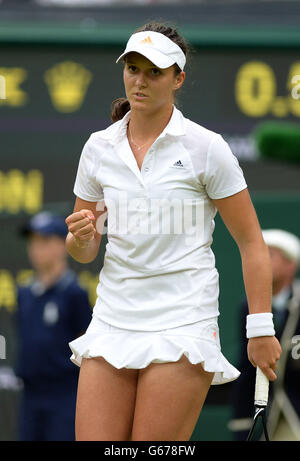 Laura Robson, en Grande-Bretagne, célèbre un point contre Mariana Duque-Marino, en Colombie, lors du cinquième jour des championnats de Wimbledon au All England Lawn tennis and Croquet Club, Wimbledon. Banque D'Images