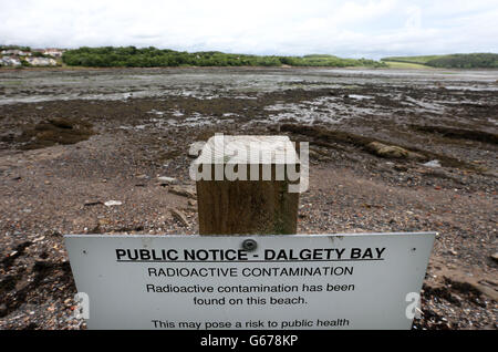 Un panneau à côté de la plage de Dalgety Bay à Fife, en tant qu'ancien premier ministre Gordon Brown, a demandé au ministère de la Défense de financer le nettoyage de la plage polluée par les radiations après un rapport d'une agence environnementale nommée le ministère du gouvernement comme responsable. Banque D'Images