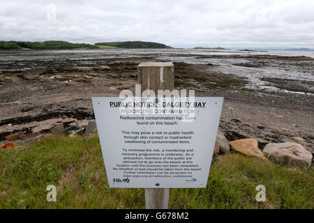 Un panneau à côté de la plage de Dalgety Bay à Fife, en tant qu'ancien premier ministre Gordon Brown, a demandé au ministère de la Défense de financer le nettoyage de la plage polluée par les radiations après un rapport d'une agence environnementale nommée le ministère du gouvernement comme responsable. Banque D'Images