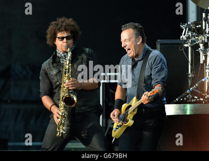 Bruce Springsteen et le E Street Band se sont produits sur scène au Hard Rock Calling Festival au parc olympique Queen Elizabeth de Stratford, dans l'est de Londres. Banque D'Images