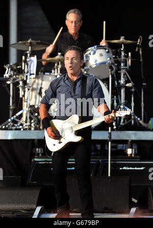 Bruce Springsteen et le E Street Band se sont produits sur scène au Hard Rock Calling Festival au parc olympique Queen Elizabeth de Stratford, dans l'est de Londres. Banque D'Images