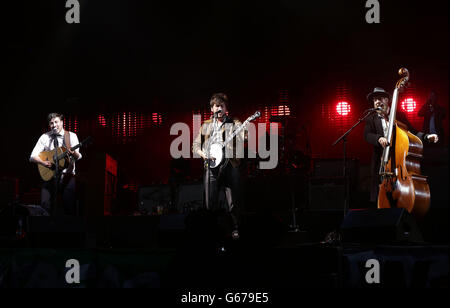 Mumford & Sons se présentant sur la Pyramid Stage au Glastonbury 2013 Festival of Contemporary Performing Arts à la ferme de la ville, Somerset. Banque D'Images