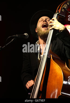 Ted Dwane, de Mumford & Sons, se présentant sur la Pyramid Stage au Glastonbury 2013 Festival à la ferme de la ville, Somerset. Banque D'Images