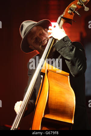 Ted Dwane, de Mumford & Sons, se présentant sur la Pyramid Stage au Glastonbury 2013 Festival of Contemporary Performing Arts, à la ferme de la ville, dans le Somerset. Banque D'Images