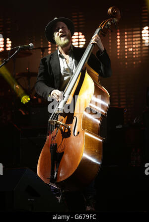 Ted Dwane, de Mumford & Sons, se présentant sur la Pyramid Stage au Glastonbury 2013 Festival of Contemporary Performing Arts, à la ferme de la ville, dans le Somerset. Banque D'Images