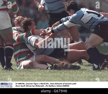 21-AVR-96. Leicester Tigers contre World XV Dean Richards, de Leicester, retire Ian McDonald, l'Afrique du Sud Banque D'Images
