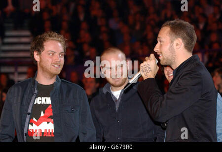 Coldplay acceptant son prix pour le meilleur album britannique lors des Brit Awards 2003 à Earls court 2, Londres. Des pannabes pop de guitare sincères aux bonbons bras pour une star hollywoodienne de liste, Coldplay a fait un long chemin en peu de temps. Il y a à peine trois ans, le groupe se lança dans le circuit traditionnel de la salle poky, espérant faire une carrière musicale après leurs diplômes. Maintenant, ils ont le monde à leurs pieds, une carrière prometteuse aux États-Unis, et le leader Chris Martin est en train de dater Gwyneth Paltrrow. Le succès est arrivé à l'été 2000 avec une surprise top cinq, jaune. Et le groupe Banque D'Images