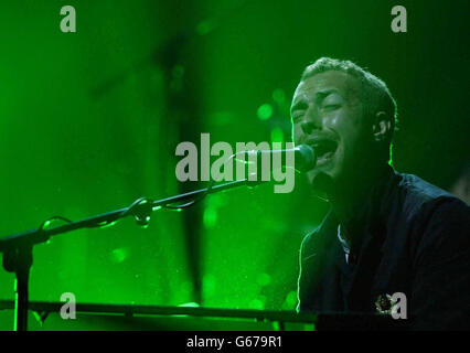 Chris Martin de Coldplay se présente sur scène lors des Brit Awards 2003 à Earls court 2, Londres. Des pannabes pop de guitare sincères aux bonbons bras pour une star hollywoodienne de liste, Coldplay a fait un long chemin en peu de temps. *... Il y a à peine trois ans, le groupe se lança dans le circuit traditionnel de la salle poky, espérant faire une carrière musicale après leurs diplômes. Maintenant, ils ont le monde à leurs pieds, une carrière prometteuse aux États-Unis, et le leader Chris Martin est en train de dater Gwyneth Paltrrow. Le succès est arrivé à l'été 2000 avec une surprise top cinq, jaune. Et le groupe Banque D'Images