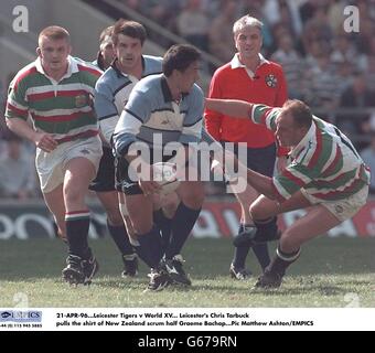 21-AVR-96. Leicester Tigers contre World XV Chris Tarbuck de Leicester tire le maillot de la Nouvelle-Zélande Scrum Half Graeme Bachop Banque D'Images
