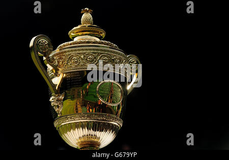 Le Trophée de l'unique de Gentlemen sur le court du Centre au cours du septième jour des Championnats de Wimbledon au All England Lawn tennis and Croquet Club, Wimbledon. Banque D'Images