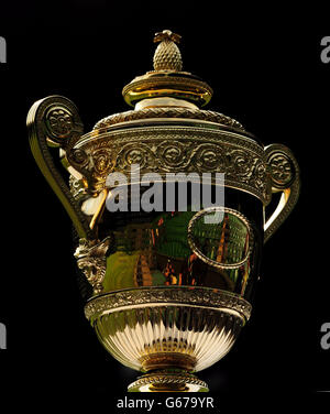 Le Trophée de l'unique de Gentlemen sur le court du Centre au cours du septième jour des Championnats de Wimbledon au All England Lawn tennis and Croquet Club, Wimbledon. Banque D'Images