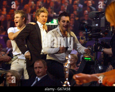 Groupe de garçons Blue (de gauche à droite) Lee Ryan, Duncan James et Anthony Costa lors des Brit Awards 2003 à Earls court 2, Londres. Banque D'Images