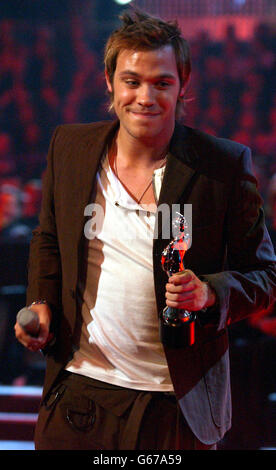 Will Young avec son prix de la meilleure percée britannique lors des Brit Awards 2003 à Earls court 2, Londres. Banque D'Images