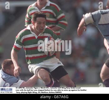 21-AVR-96. Leicester Tigers contre World XV Leicester Left Wing Rory Underwood court avec le ballon mais a été arrêté avant qu'il ait pu venir contre son frère Tony, en jouant à Right Wing Banque D'Images