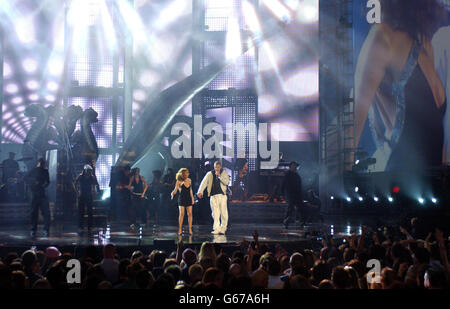 Les chanteurs Justin Timberlake et Kylie Minogue se produisent sur scène lors des Brit Awards 2003 à Earls court 2, Londres. Banque D'Images