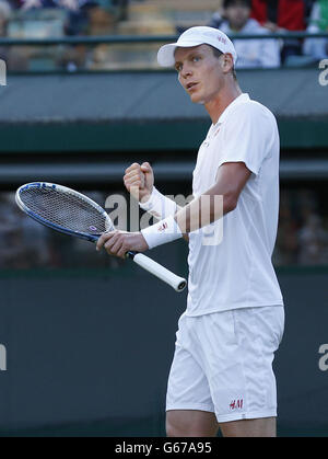 Tomas Berdych, en République tchèque, célèbre un point contre Bernard Tomic, en Australie, lors du septième jour des championnats de Wimbledon au All England Lawn tennis and Croquet Club, Wimbledon. Banque D'Images