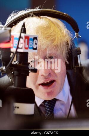 Le maire de Londres Boris Johnson répond lors de son apparition au salon radiophonique LBC 97.3, organisé par Nick Ferrari dans les studios LBC à Leicester Square, dans le centre de Londres. Banque D'Images