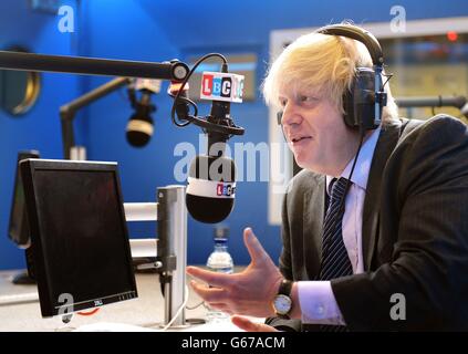 Le maire de Londres Boris Johnson répond lors de son apparition au salon radiophonique LBC 97.3, organisé par Nick Ferrari dans les studios LBC à Leicester Square, dans le centre de Londres. Banque D'Images