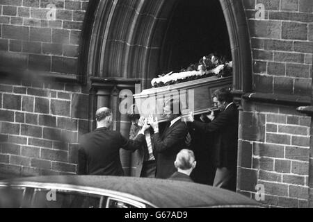 Les anciens joueurs de Liverpool portent le cercueil de Bill Shankly de l'église St Mary. De gauche à droite, Emlyn Hughes, Ray Clemence, Ian St John et Ron Yeats. Banque D'Images